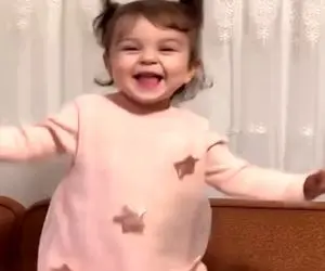 آواز شادونه؛ دختر ریزه انگار عروسک کوکیه کوک شده اس رو دور تند رقص پای آذری میره بلا