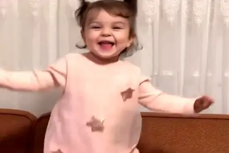 آواز شادونه؛ دختر ریزه انگار عروسک کوکیه کوک شده اس رو دور تند رقص پای آذری میره بلا