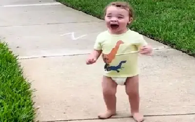 ویدیو احساسی/ذوق بامزه دختر بچه ناز با دیدن یه بستنی/ محله روبا جیغ گزاشته رو سرش 