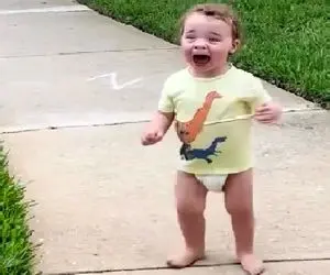 ویدیو احساسی/ذوق بامزه دختر بچه ناز با دیدن یه بستنی/ محله روبا جیغ گزاشته رو سرش 