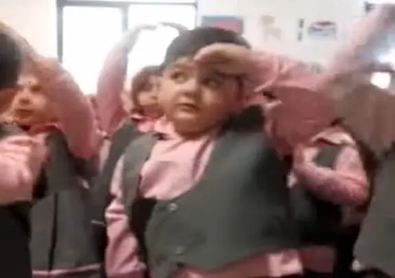 آواز شاد؛ ای جونم این فسقلی با بچها داشت شعر میخوند تپلی خسته شد تلپ نشست زمین