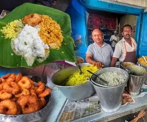 غذای خیابانی؛ صبحانه پر ملاتی که این آقای شلوارک پوش هندی میپزه و تو کاغذ سرو میشه