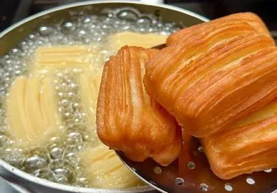 آموزش آشپزی؛ اگر 2 تا تخم مرغ و آرد دارید این دسر خوشمزه رو درست کنید!