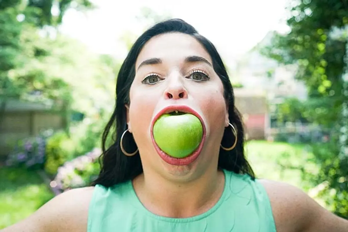 Largest-mouth-gape-record-holder-sam-ramsdell-fits-apple-inside-mouth_tcm25-669452