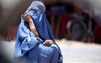 ازدواج جنجالی مقام ۶۰ ساله طالبان با دختر ۱۸ ساله!
