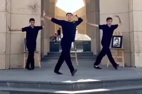 آواز شاد؛ پایکوبی آذری و جذاب 3 تا نوجوون ترک و اصیل که نمرشون 20 از 20 هستش