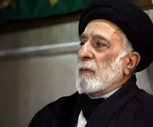  (ویدئو) بوسه برادر رهبر شهید انقلاب بر تابوت ایشان و زهرای 14 ماهه