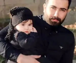 آواز لبخونی؛ دختره بند انگشتی یجور قیافه خوانندگی گرفته دوست داری تا صبح نگاش کنی