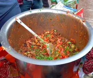 غذای خیابانی ؛ غذای محبوب هندی ها که جا بشقاب تو کاغذ میکشن توشَم پر از ادویه و نمکِ
