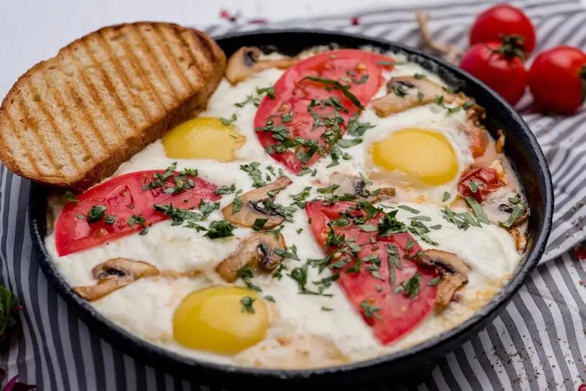 نیمرو با پنیر و گوجه