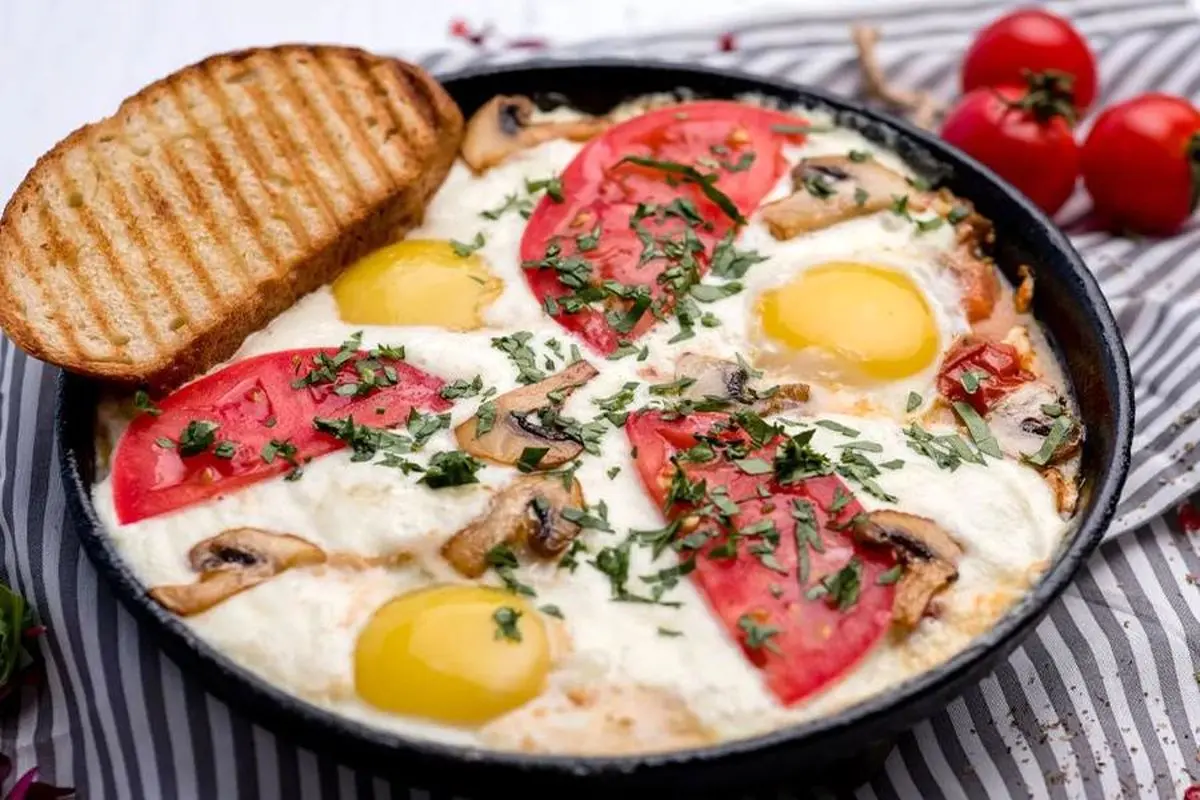 نیمرو با پنیر و گوجه