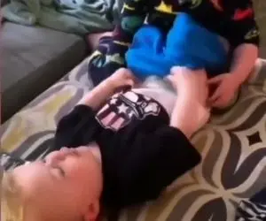 ویدیو خنده دار از خواهر و برادر مو فرفری | ویدیو