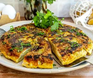 آموزش آشپزی؛ املت سنتی اسپانیایی با 3 قلم مواد