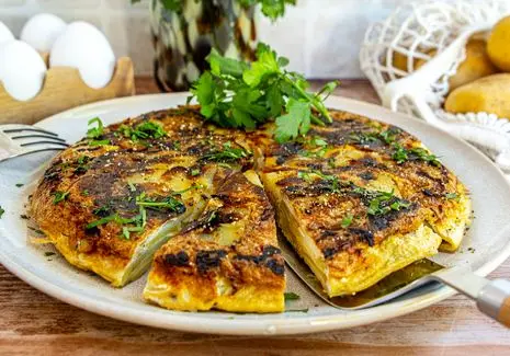 آموزش آشپزی؛ املت سنتی اسپانیایی با 3 قلم مواد