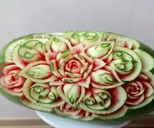 آموزش آشپزی؛ طریقه دیزاین گام به گام هندونه مجلسی با یه چاقو برای ضیافت های شاهانه