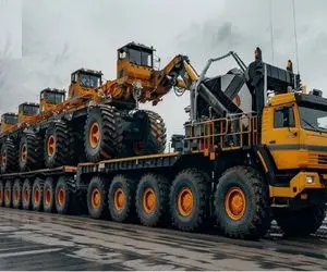 جابه جایی جانکاه؛ کامیون بی انتها بیل مکانیکی غول رو گذاشته رو کولش جولان میده