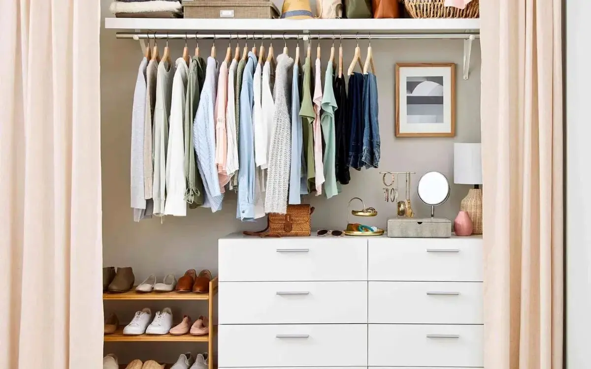 روش سازماندهی و مرتب کردن وسایل و البسه بدون نیاز به کمد؛ همه چیز بانظم بدون هزینه