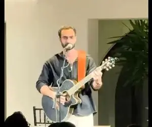 آواز احساسی/پسره با گیتارش کنسرتی برگزار کرده که جیک کسی در نمیاد 