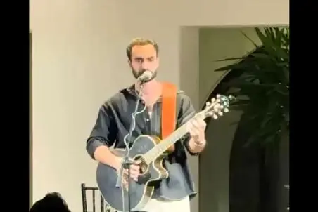 آواز احساسی/پسره با گیتارش کنسرتی برگزار کرده که جیک کسی در نمیاد 