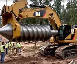 ابزارآلات غول پیکر؛ بیل مکانیکی غول برای صاف کردن زمین مته پیچی غول شده