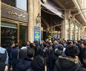 بازگشت صف دلار به صرافی‌ها / سود یک میلیونی حتی به قیمت کرونا!