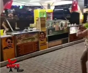 رقص بانوی ایرانی با بستنی فروش معروف! / ویدیو