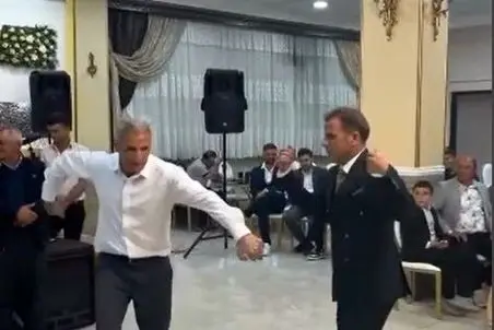 آواز شاد؛ گرد و خاک و غوغای پیرمرد اسکلتی وسط تالار امون از جوونا گرفته