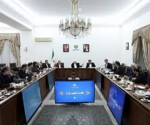 عارف: خالی کردن دل مردم هنر نیست