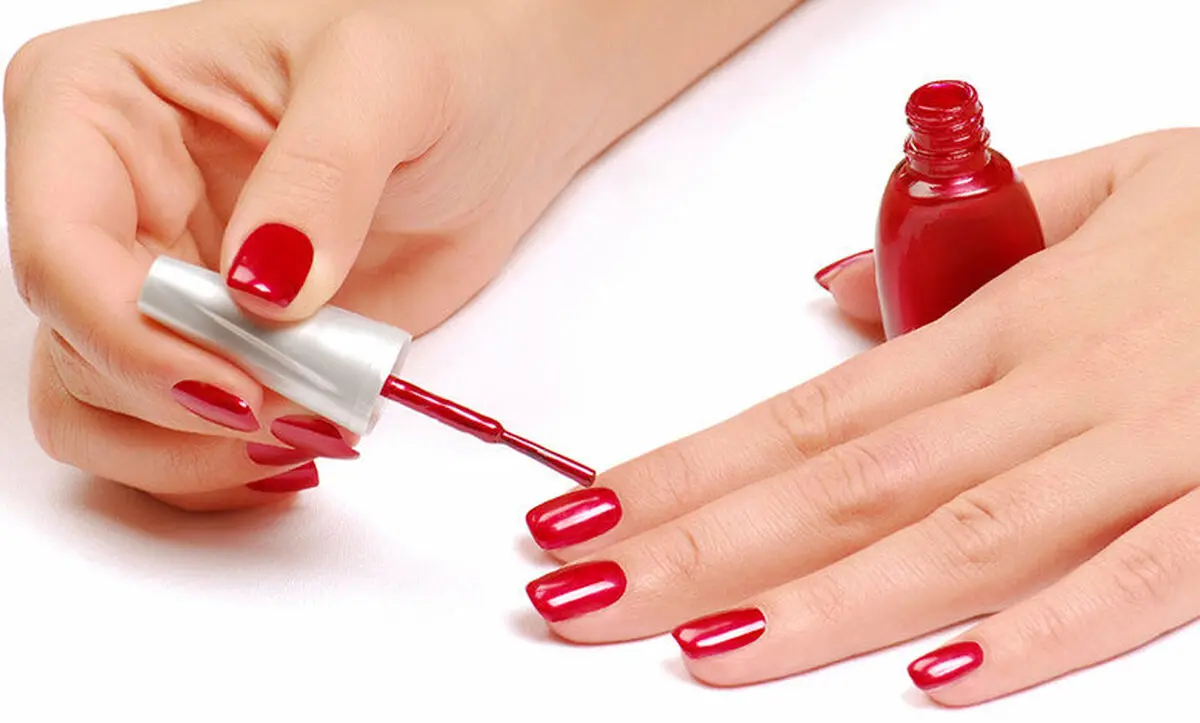 وقتی ناخن رنگ میگیره چیکار کنیم