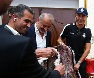 (عکس) فرش اهدایی پرسپولیسی ها به رونالدو زیر پای کریس و جورجینا