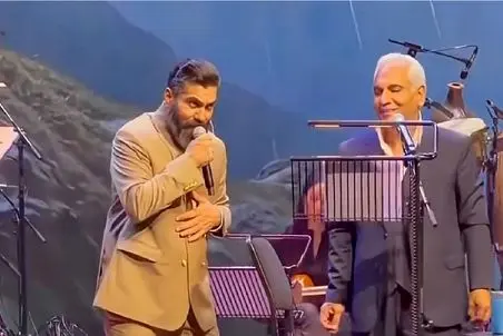 آواز شاد/آواز مدیری ترکیب شده با صدای زندوکیلی همراه با رقصنده های پشتش ترکونده