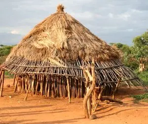 معماری خلاقانه؛ تو بیابون دسته بیل بهم چسبوندن خونه شه از گرما نسوزن خوراک کومودو نشن