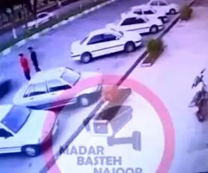 ( ویدیو) زیر گرفتن وحشتناک دو عابر پیاده توسط راننده پژو!