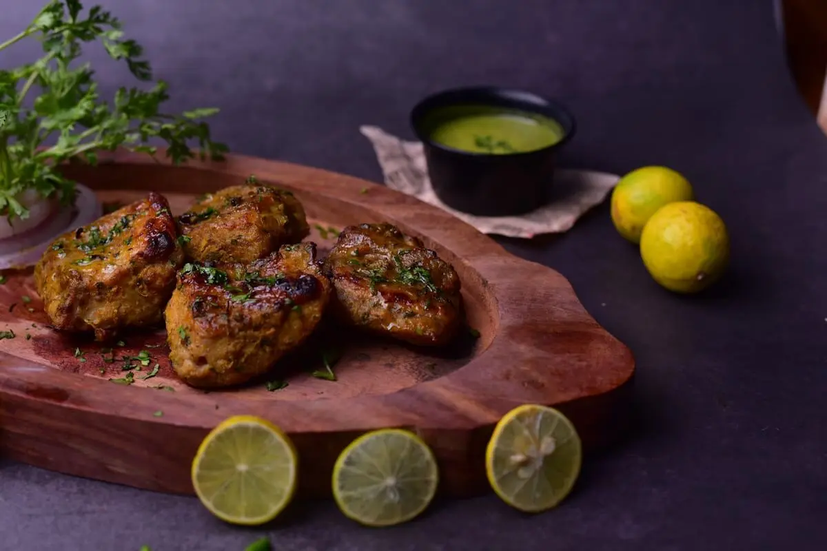 مرغ گریل با سس لیمو و فلفل
