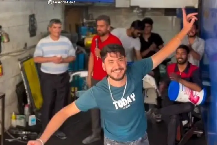 آواز شادیسم؛ تعمیرکارا جمع شدن کنسرت راه انداختن ماشاالله چه بدن نرمی دارن تو این سن