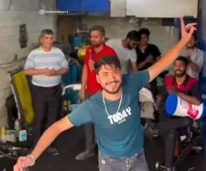 آواز شادیسم؛ تعمیرکارا جمع شدن کنسرت راه انداختن ماشاالله چه بدن نرمی دارن تو این سن