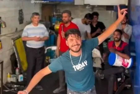 آواز شادیسم؛ تعمیرکارا جمع شدن کنسرت راه انداختن ماشاالله چه بدن نرمی دارن تو این سن