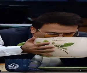 سکانس خندان؛ حامد آهنگی واسه پذیرایی دیگ لیوان طور آورده با کله میره توش غش میری