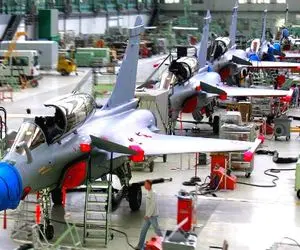 صنایع مدرن؛ جنگنده سوپرسونیک آمریکایی از جنس چدن رو تو کارخونه نظامی مونتاژ میکنن
