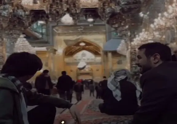 مرد جوان در حرم حضرت عباس علیه السلام چنان خوب خواند زائرین همه سر تا پا گوش شدند
