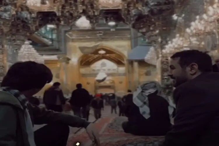 مرد جوان در حرم حضرت عباس علیه السلام چنان خوب خواند زائرین همه سر تا پا گوش شدند