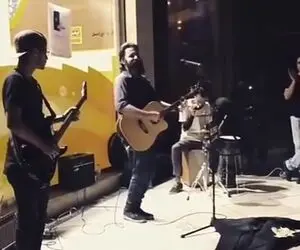 آواز خیابانی؛ آقاهه طوری آهنگ لالالالا روخشن میخونه که میگرخی این همه طرفدار چی میگه