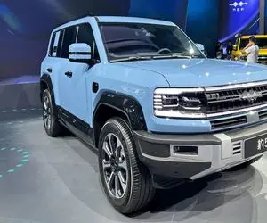 ماشین لوکس؛ بزرگترین پاترول جهان که چرخ هیولایی داره با چرم گاو نر ساخته شده