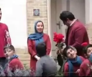 آواز عاشقانه؛ حجت اشراف زاده چه دلسوزانه آهنگ پرسون پرسون رو برای بچه های کار خوند