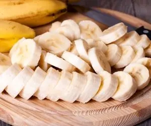 ترفندای خونگی فریز کردن موز واسه شیک و کیک؛ اینجوری سیاه نمیشه و عین روز اول بلوره! 