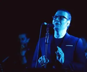 آواز عاشقانه؛ علیرضا قربانی تو کنسرتش با من بخوان خواند و همه باهاش خواندن