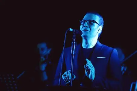 آواز عاشقانه؛ علیرضا قربانی تو کنسرتش با من بخوان خواند و همه باهاش خواندن