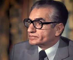 سفر به ایام قدیم سال 1349؛ محمدرضا پهلوی در جشن 2500 ساله با بادیگارداش