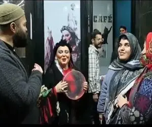 آواز احساسی| بهاره رهنما با تیپ جادوگر بین جمعیت شروع کردن خوندن/ خودمونیم صداش خوبه
