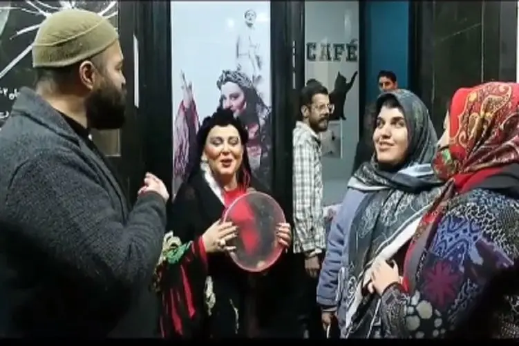 آواز احساسی| بهاره رهنما با تیپ جادوگر بین جمعیت شروع کردن خوندن/ خودمونیم صداش خوبه